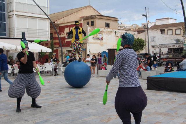 Sal de Compras llena el centro urbano de San Pedro del Pinatar de malabares, danza y zancudos - 3, Foto 3