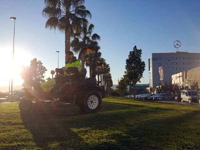 El Ayuntamiento aumenta la frecuencia de la siega del césped de las praderas verdes de Murcia - 2, Foto 2