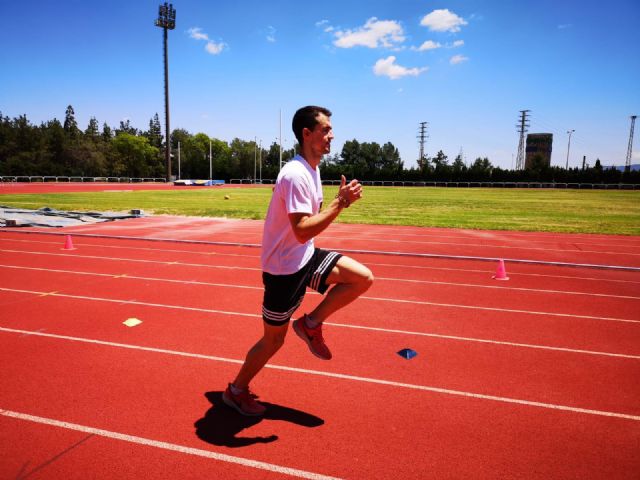 Una treintena de atletas retoman los entrenamientos en el Estadio Monte Romero - 1, Foto 1