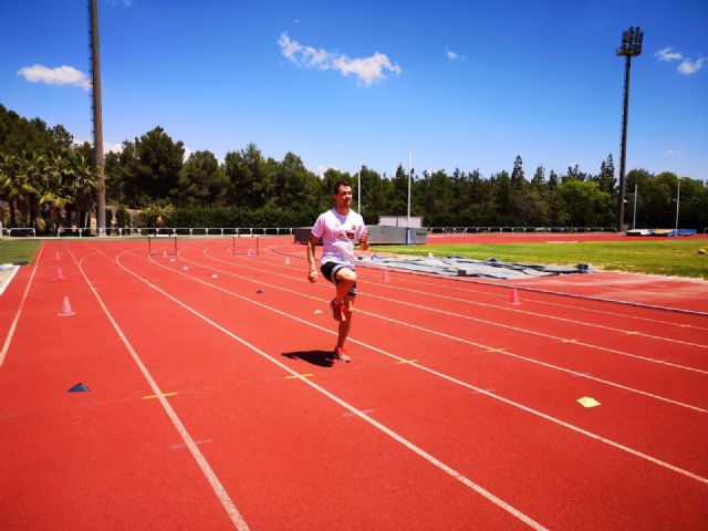 Una treintena de atletas retoman los entrenamientos en el Estadio Monte Romero - 3, Foto 3