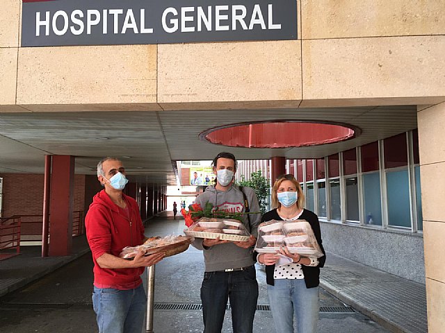 Los refugiados rifeños en Murcia entregan comida y dulces del Ramadan a la UCI del Hospital Arrixaca” - 1, Foto 1
