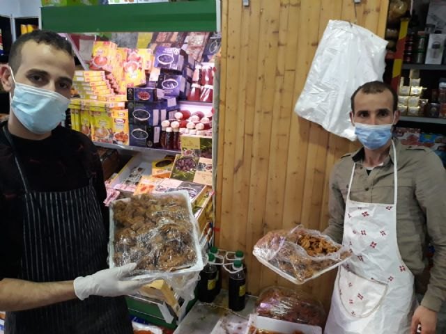 Los refugiados rifeños en Murcia entregan comida y dulces del Ramadan a la UCI del Hospital Arrixaca” - 2, Foto 2