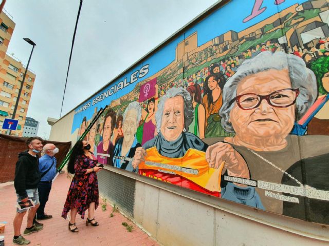 La concejala de Igualdad visita el final de los trabajos de creación del Mural Pictórico 'Mujeres Esenciales: Impulsoras de la Igualdad' que está realizando el lorquino Iván Molina - 1, Foto 1