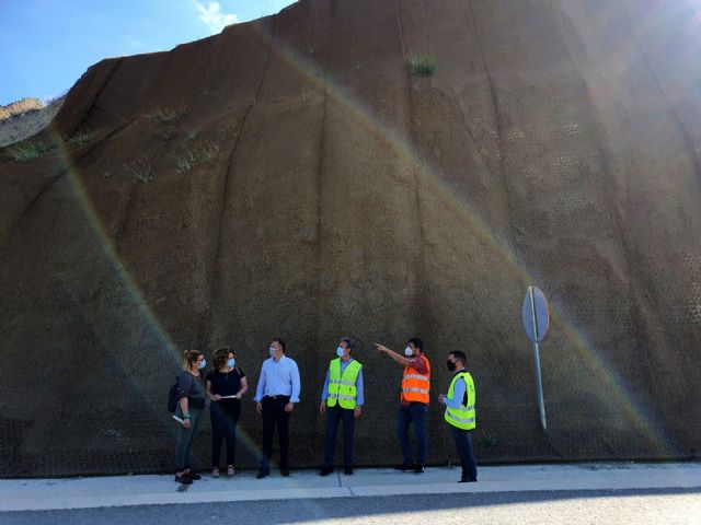 Finaliza la instalación de las mallas que refuerzan la seguridad de los usuarios de la vía que une Abarán con Blanca - 1, Foto 1