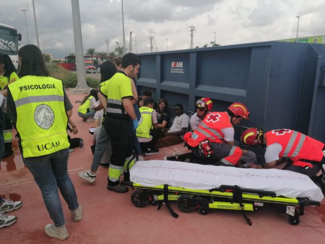 La UCAM realiza un simulacro de accidente múltiple en la Escuela de Bomberos de Murcia - 1, Foto 1