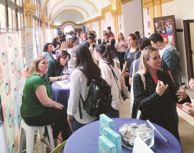 Estudiantes y empresas establecen contactos en la feria de empleo de la UCAM - 2, Foto 2