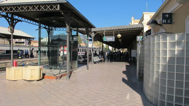 El PSOE denuncia el maltrato del gobierno de Rajoy a los viajeros de El Carmen que soportan a la intemperie la llegada de los trenes - 3, Foto 3