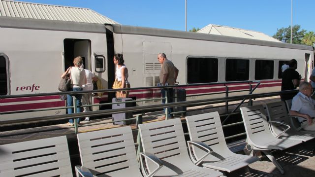 El PSOE denuncia el maltrato del gobierno de Rajoy a los viajeros de El Carmen que soportan a la intemperie la llegada de los trenes - 4, Foto 4