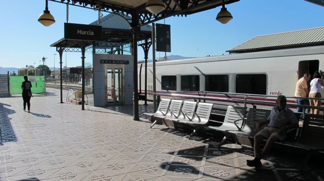 El PSOE denuncia el maltrato del gobierno de Rajoy a los viajeros de El Carmen que soportan a la intemperie la llegada de los trenes - 5, Foto 5