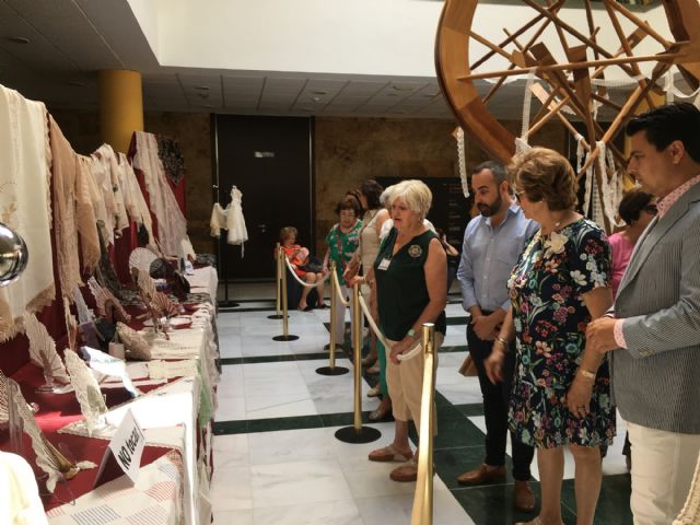 El encaje de bolillo tomó la plaza de España - 1, Foto 1