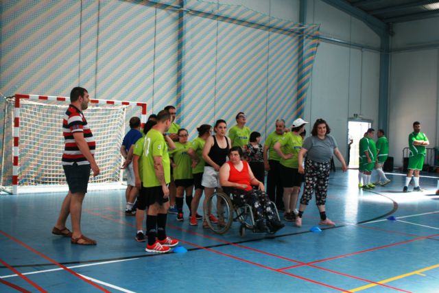 Usuarios de tres centros con discapacidad intelectual de la Región celebran una jornada deportiva de convivencia en Totana disputando competiciones y concursos, Foto 3