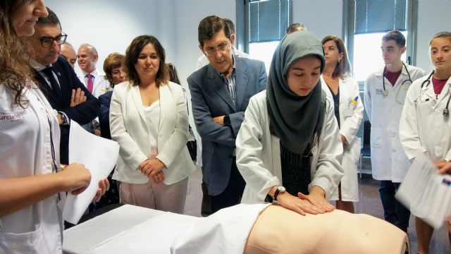 El consejero de Salud visita las nuevas salas de simulación que mejorarán la formación de los estudiantes de Medicina - 1, Foto 1