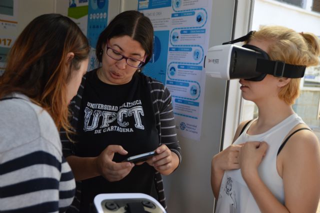 La UPCT da la nota divulgando sus estudios en la avenida de la Libertad de Murcia - 1, Foto 1