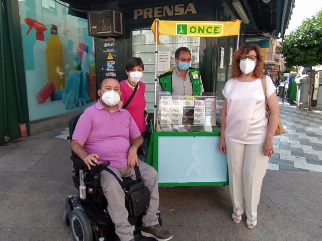 El Ayuntamiento de Lorca anima a los vendedores de la ONCE en su vuelta a la normalidad tras tres meses de confinamiento - 1, Foto 1