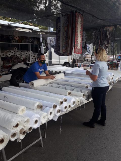 El Ayuntamiento anima a los comerciantes de los mercadillos a que realicen una correcta recogida de residuos - 2, Foto 2