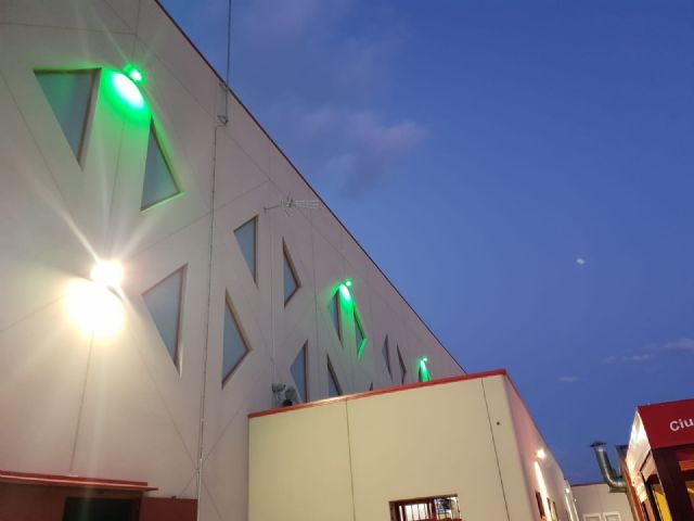 El Ayuntamiento de Molina de Segura se suma el domingo 21 de junio a la iniciativa #LuzporlaELA iluminado de verde los nuevos pabellones de la Ciudad Deportiva El Romeral - 1, Foto 1