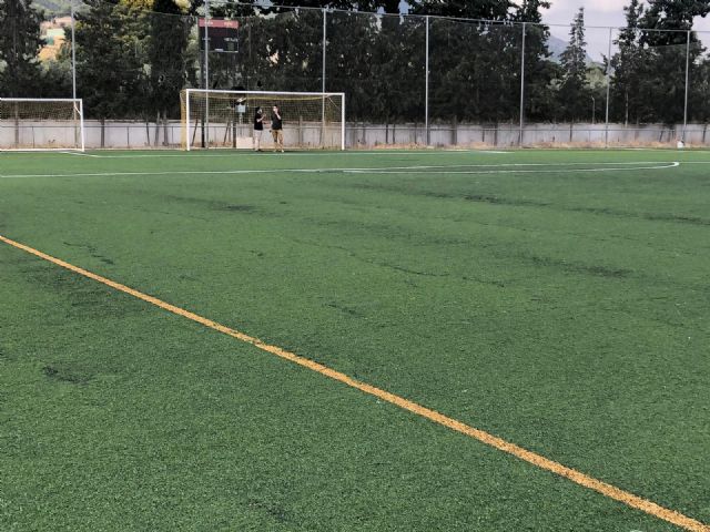 Deportes mejorará el campo de fútbol de Beniaján con la reparación del césped artificial, los banquillos y la valla perimetral - 2, Foto 2
