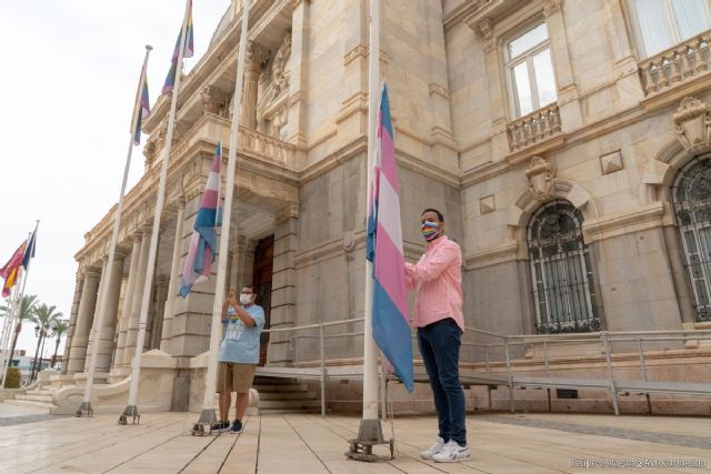 La fiesta del Enorgullect arranca con las banderas trans y de la diversidad ondeando en Cartagena - 1, Foto 1
