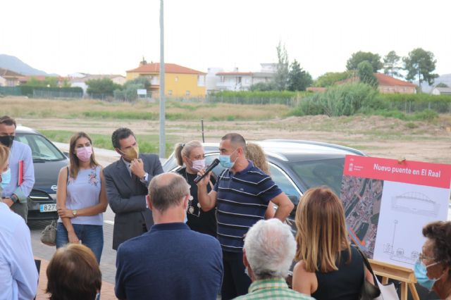 El Ayuntamiento da a conocer a los vecinos de El Raal el desarrollo de los trabajos para la construcción del puente sobre el Río Segura - 2, Foto 2