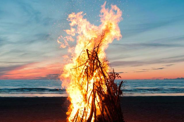 Siguiendo las recomendaciones sanitarias, este año no se permitirán las hogueras, con las tradicionales aglomeraciones que conllevan, en la noche del 23 al 24 de junio - 1, Foto 1