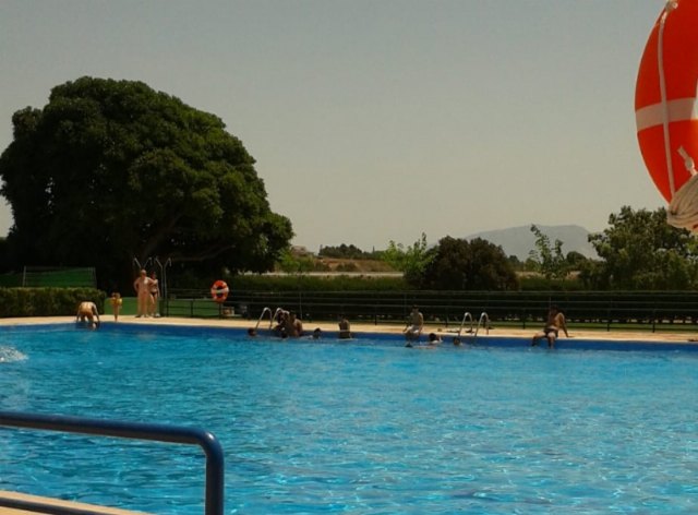 Comienza de forma oficial la temporada estival del servicio de piscinas municipales con la apertura hoy de las del Polideportivo 6 de Diciembre, Foto 1