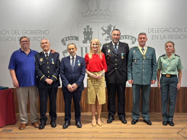Guevara reconoce con las medallas de la Orden del Mérito Civil e Isabel la Católica el trabajo de seis profesionales por servicios relevantes para la ciudadanía - 2, Foto 2
