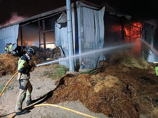 Incendio en un almacén de balas de paja de Campos del Río - 1, Foto 1
