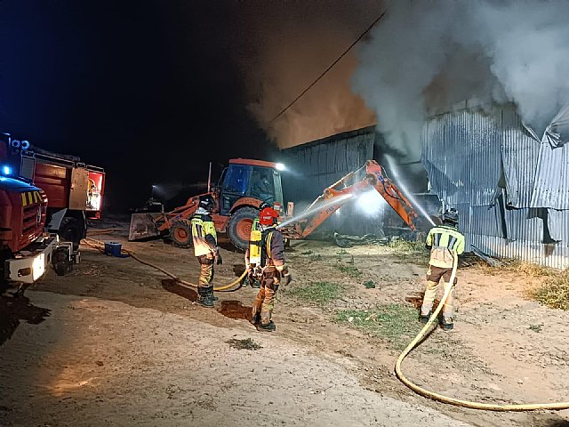 Incendio en un almacén de balas de paja de Campos del Río - 2, Foto 2