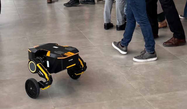 Un robot gallina que ´anima´ a los pollos a moverse en las granjas y un sistema que aumenta la seguridad en centrales nucleares, entre los finalistas de los I ARME Awards - 2, Foto 2