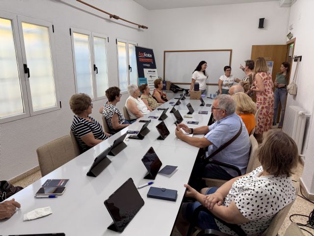 Mas de 100 mayores participan en las jornadas de capacitación digital celebradas en el Centro Social del IMAS - 4, Foto 4