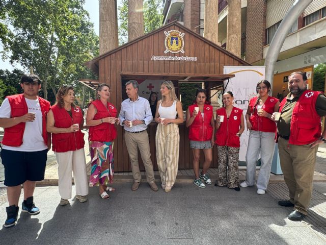 El Ayuntamiento reparte muestras de crema solar y agua fría para concienciar a los lorquinos sobre los golpes de calor y las altas temperaturas - 3, Foto 3