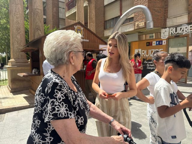 El Ayuntamiento reparte muestras de crema solar y agua fría para concienciar a los lorquinos sobre los golpes de calor y las altas temperaturas - 4, Foto 4