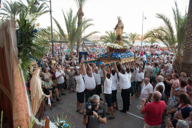 Centenares de personas vivieron la fiesta del Carmen junto a los pescadores de Puerto de Mazarrón, Foto 1