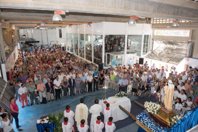 Centenares de personas vivieron la fiesta del Carmen junto a los pescadores de Puerto de Mazarrón, Foto 3
