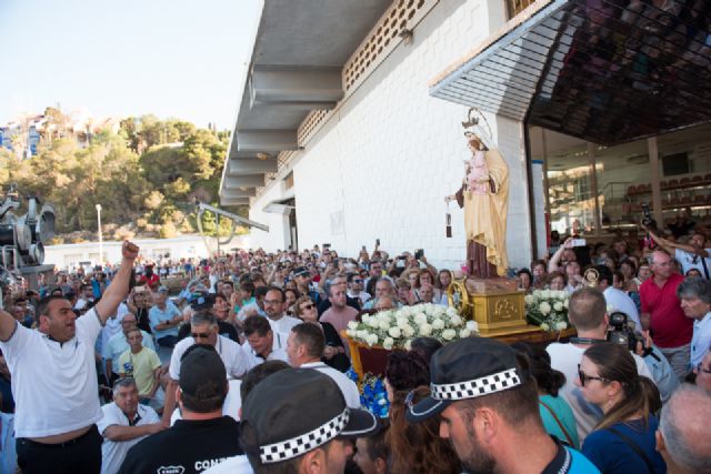 Centenares de personas vivieron la fiesta del Carmen junto a los pescadores de Puerto de Mazarrón, Foto 5
