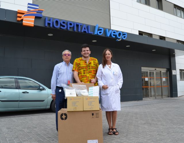 Salvador Aguilar, tesorero de la Asociación Edukaolack, en el centro junto al Director Gerente de Hospital La Vega, Eduardo Reina y la Jefa de Farmacia, Mª Teresa Sánchez, Foto 1