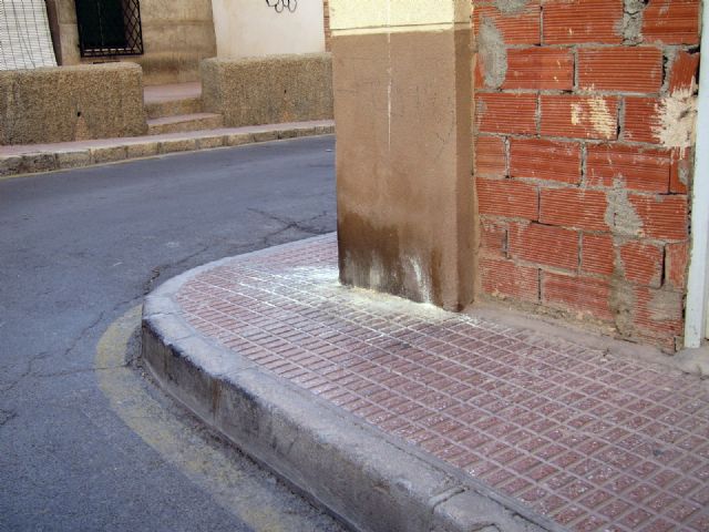 Está prohibido echar polvos de azufre en la vía pública para evitar las micciones de los animales - 1, Foto 1