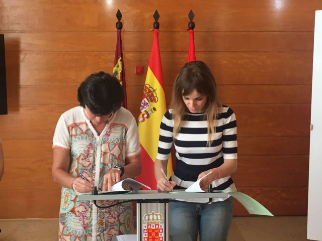 Rebeca Pérez firma un convenio de colaboración con las asociaciones Respuestas Solidarias y Murcia Acoge para mejorar la situación de los afectados por el Niño Costero en Perú - 2, Foto 2