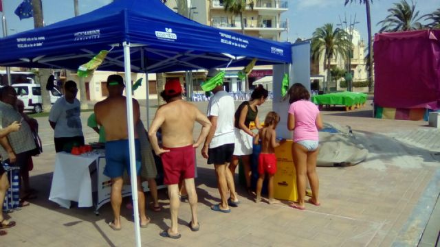 La concejalía de Medio Ambiente aprovecha el verano para recordar en las playas la importancia del reciclaje en la salud - 1, Foto 1