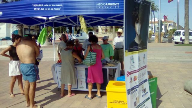 La concejalía de Medio Ambiente aprovecha el verano para recordar en las playas la importancia del reciclaje en la salud - 2, Foto 2