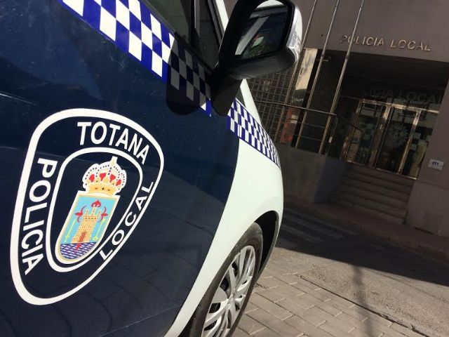 Agentes de la Policía Local de Totana recuperan el pasado fin de semana un vehículo robado en una empresa local, Foto 1