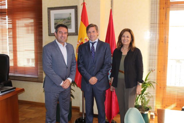 El alcalde de Alcantarilla, Joaquín Buendía, recibe en el Ayuntamiento, al nuevo director general de Hero España, Javier Uruñuela - 1, Foto 1