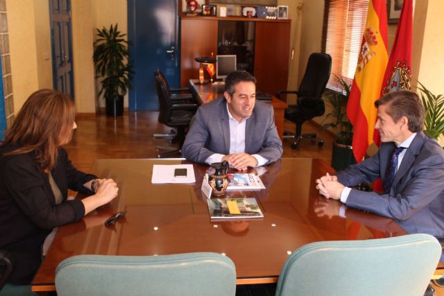 El alcalde de Alcantarilla, Joaquín Buendía, recibe en el Ayuntamiento, al nuevo director general de Hero España, Javier Uruñuela - 2, Foto 2