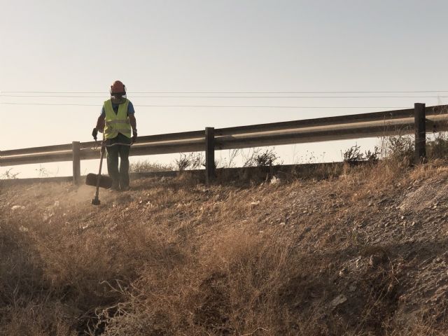 La Dirección General de Carreteras procede a la limpieza de la carreteras de Calabardina y Calarreona y la circunvalación - 2, Foto 2