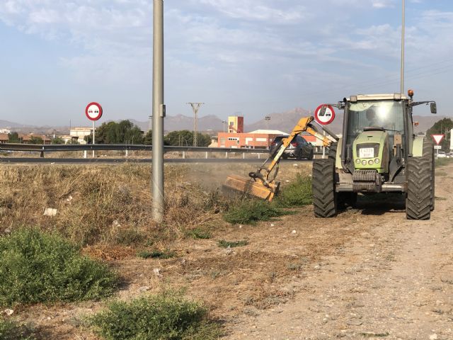 La Dirección General de Carreteras procede a la limpieza de la carreteras de Calabardina y Calarreona y la circunvalación - 3, Foto 3