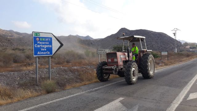 Fomento realiza una campaña de limpieza para mejorar la visibilidad en cuatro carreteras de la costa de Águilas - 1, Foto 1