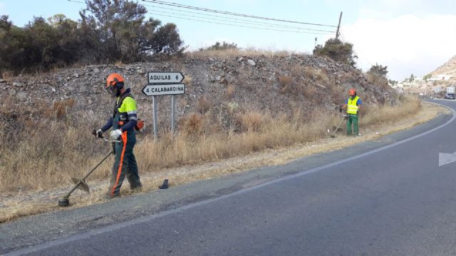 Fomento realiza una campaña de limpieza para mejorar la visibilidad en cuatro carreteras de la costa de Águilas - 2, Foto 2