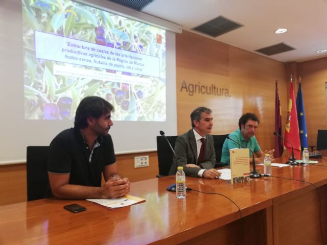 El consejero de Agua presenta una publicacin sobre las orientaciones productivas del sector agrario de la Regin, Foto 1