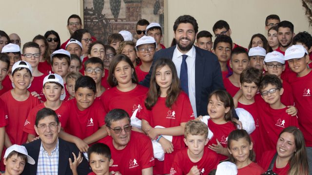 López Miras recibe a los niños y profesionales participantes en las ´XXX Jornadas de Formación en Hemofilia´, Foto 3