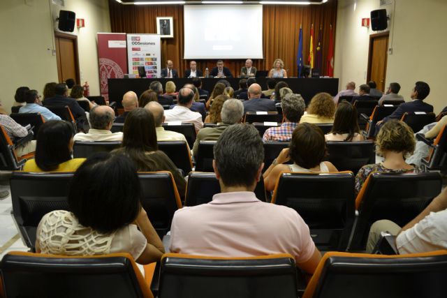 La Universidad de Murcia presenta su Memoria de Responsabilidad Social Corporativa 2017/2018 para rendir cuentas a la sociedad - 2, Foto 2